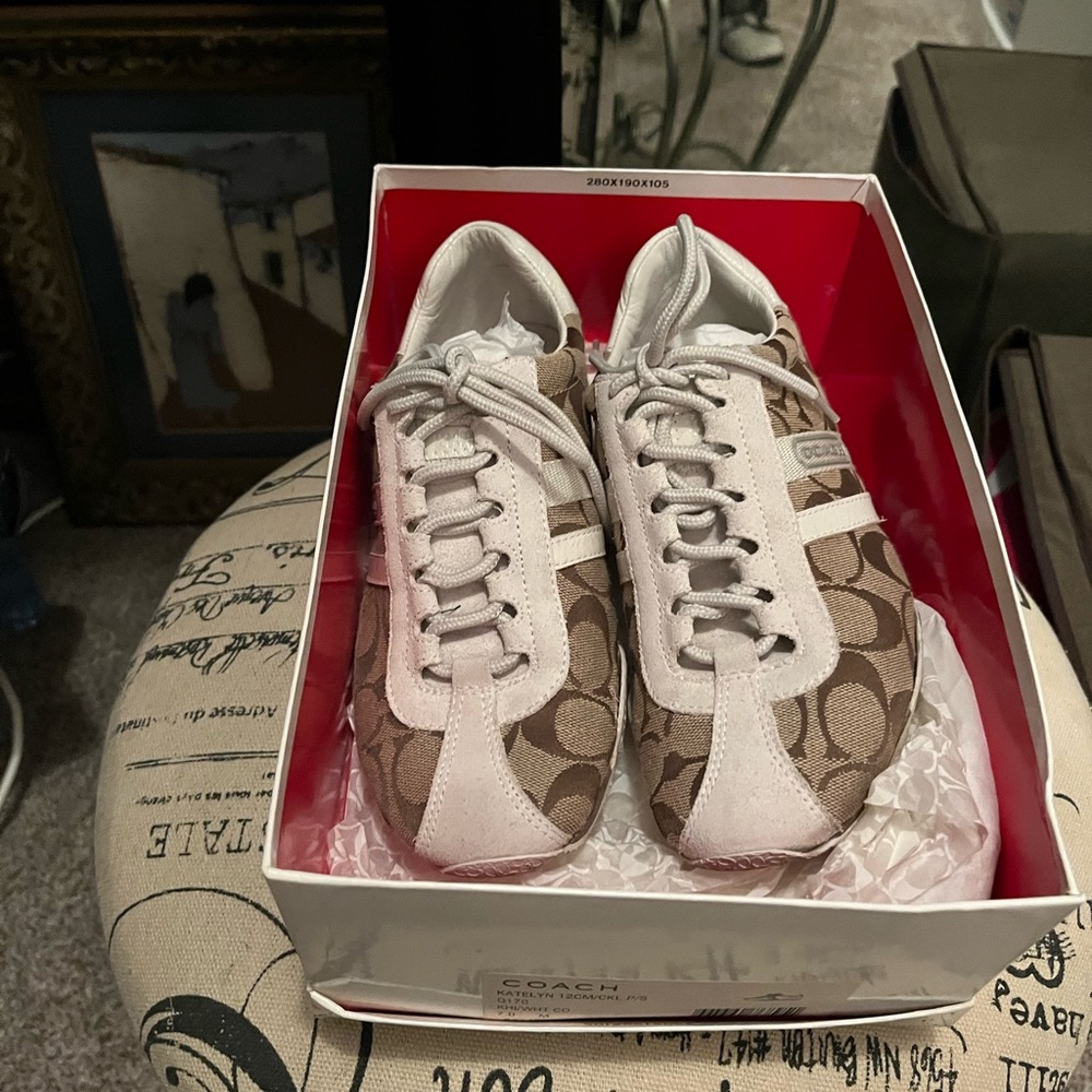 Coach Katlyn sneakers, size 7 gently worn no marks. Good Condition